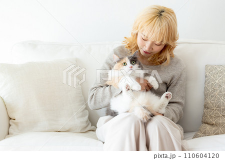 猫を抱っこする日本人女性 110604120