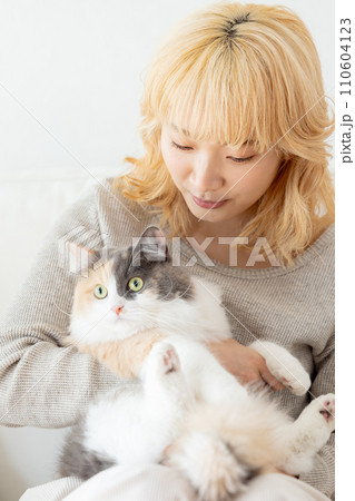 猫を抱っこする日本人女性 110604123