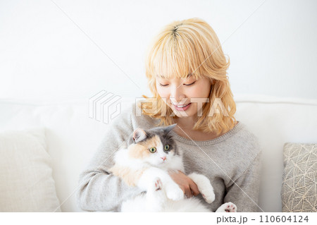 猫を抱っこする日本人女性 110604124