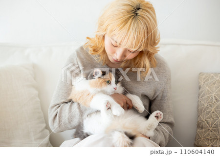 猫を抱っこする日本人女性 110604140