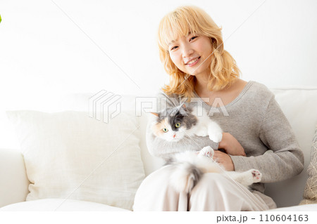 猫を抱っこする日本人女性 猫を抱っこする日本人女性 110604163