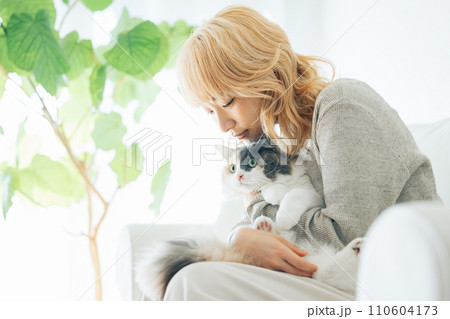 猫を抱っこする日本人女性 110604173