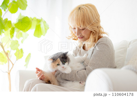 猫を抱っこする日本人女性 猫を抱っこする日本人女性 110604178