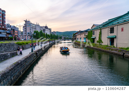 【北海道】観光スポットで有名な小樽運河の夕暮れ 【北海道】観光スポットで有名な小樽運河の夕暮れ 110604287