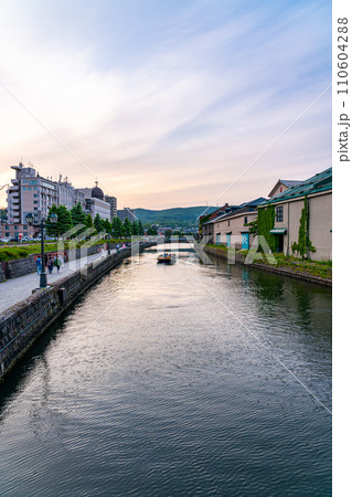 【北海道】観光スポットで有名な小樽運河の夕暮れ 110604288