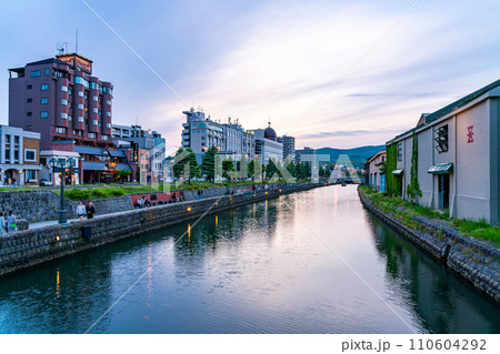【北海道】観光スポットで有名な小樽運河の夕暮れ 110604292