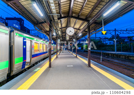 【北海道】夜の静けさが漂う小樽駅のホーム 110604298