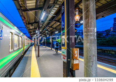 【北海道】夜の静けさが漂う小樽駅のホーム 110604299