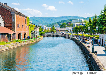 【北海道】観光スポットで有名な小樽運河 110604305
