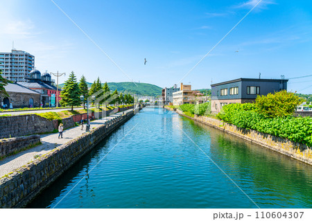 【北海道】観光スポットで有名な小樽運河 110604307