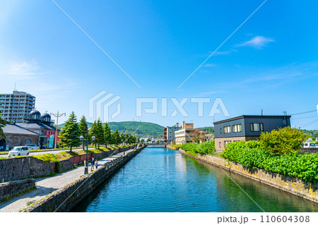 【北海道】観光スポットで有名な小樽運河 110604308