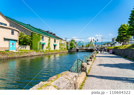 【北海道】観光スポットで有名な小樽運河 110604322