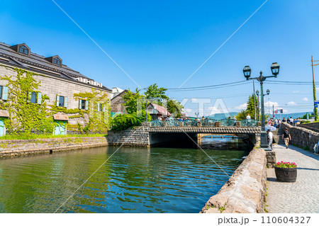 【北海道】観光スポットで有名な小樽運河 110604327