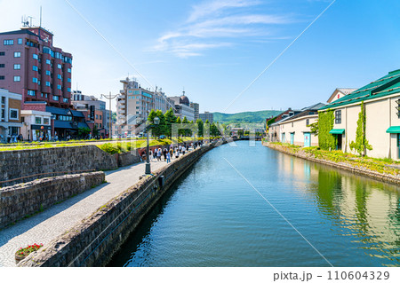 【北海道】観光スポットで有名な小樽運河 110604329
