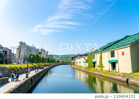 【北海道】観光スポットで有名な小樽運河 110604332