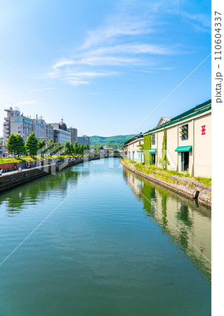【北海道】観光スポットで有名な小樽運河 110604337