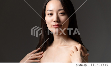 ビューティーの若い女性 110604345