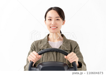 ハンドルを握る女性 110604873