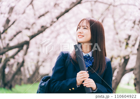 桜を見上げて卒業証書を持つ高校生（女子高生） 110604922