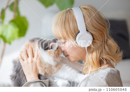 猫を抱っこする日本人女性 110605048