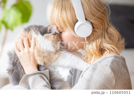 猫を抱っこする日本人女性 猫を抱っこする日本人女性 110605051