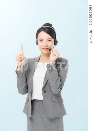 指をさしている女性オペレーターの写真 指をさしている女性オペレーターの写真 110605098