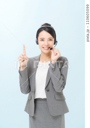 指をさしている女性オペレーターの写真 110605099