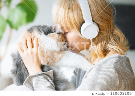 猫を抱っこする若い女性 猫を抱っこする若い女性 110605109
