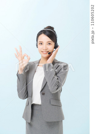 指をさしている女性オペレーターの写真 110605202