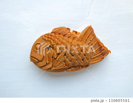 祭り、初詣などの屋台の定番和菓子、たい焼きの写真 110605581