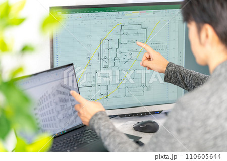 工事工程表を説明する男性一級建築士　ネットワーク工程表　工事監理 110605644