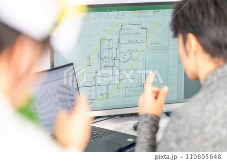 工事工程表を説明する男性一級建築士 ネットワーク工程表 工事監理 2人 工事工程表を説明する男性一級建築士 ネットワーク工程表 工事監理 2人 110605648