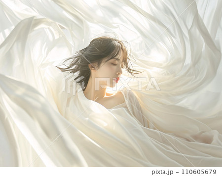 光を浴びる布を纏ったナチュラルビューティなアジア系女性 110605679