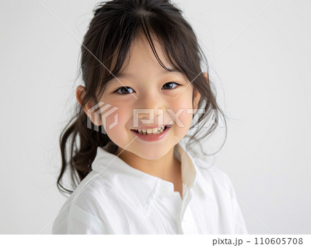 純粋な笑顔の美しい女の子 110605708