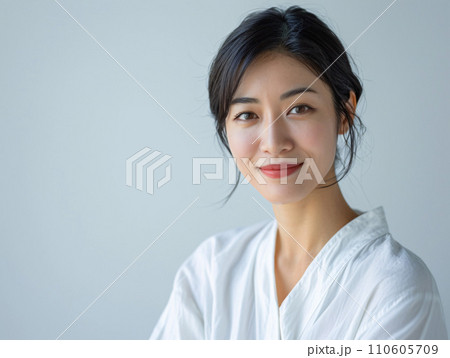 自然な魅力を放つ日本人女性 110605709