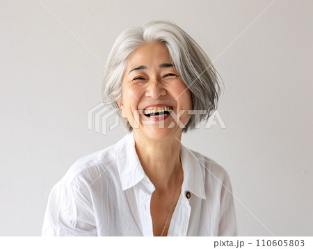 輝く笑顔の日本人シニア女性 110605803