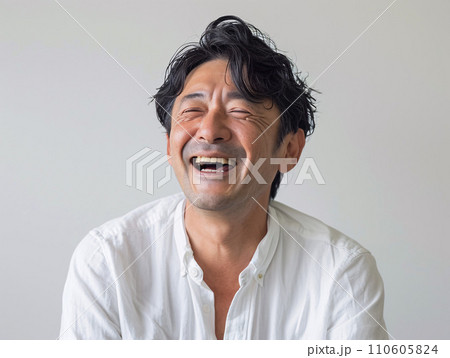 爽やかな笑顔の中年日本人男性 110605824