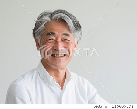 笑顔が輝くシニア日本人男性 笑顔が輝くシニア日本人男性 110605972