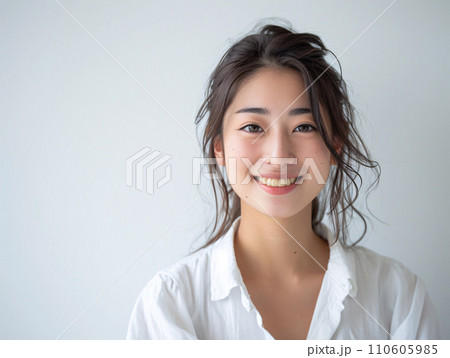 清純な笑顔の若い日本人女性 110605985