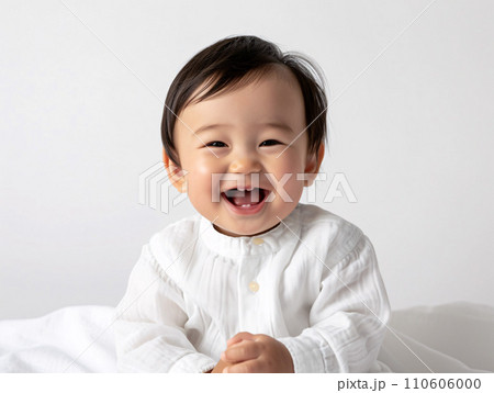 無邪気な笑顔が輝く赤ちゃん 110606000