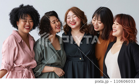 異なる体型を持つ女性たちの輝く自信と友情 110606033