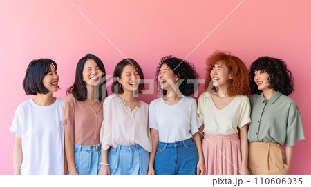 異なる体型を持つ女性たちの輝く自信と友情 異なる体型を持つ女性たちの輝く自信と友情 110606035