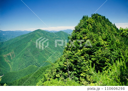 矢筈岳から清冷山を望む　【和歌山県日高川町】 110606298