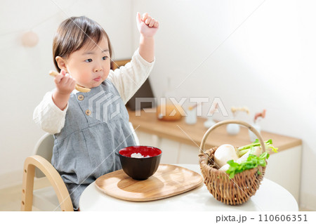 七草粥を食べる1歳児 楽しく食育 五節句 七草粥を食べる1歳児 楽しく食育 五節句 110606351