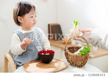 七草粥を食べる1歳児　楽しく食育　五節句 110606353