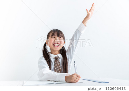 授業で手を挙げる子ども　Children raising their hands in class 110606418