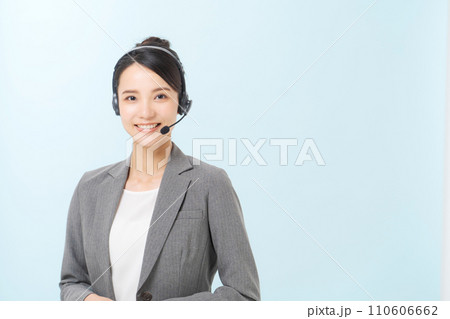 ヘッドセットをつけたオペレーター ヘッドセットをつけたオペレーター 110606662