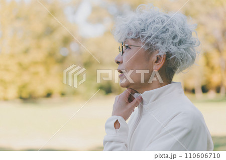 公園の60代女性 110606710