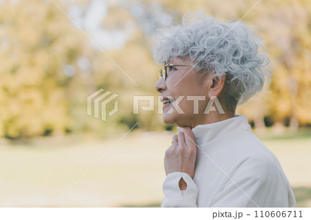 公園の60代女性 公園の60代女性 110606711
