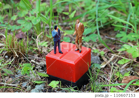 標識杭と話し合う人たち 標識杭と話し合う人たち 110607153